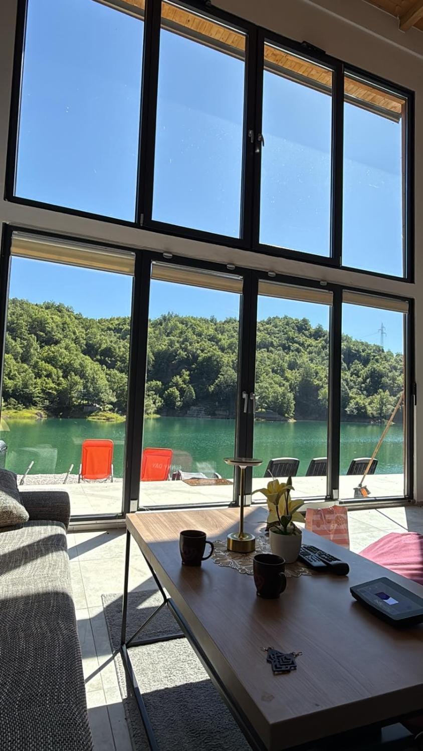 Living room, Lake view