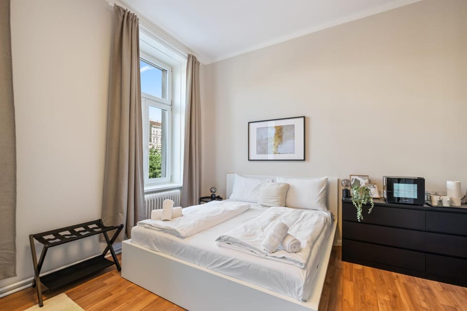 Bed, Photo of the whole room, microwave, towels