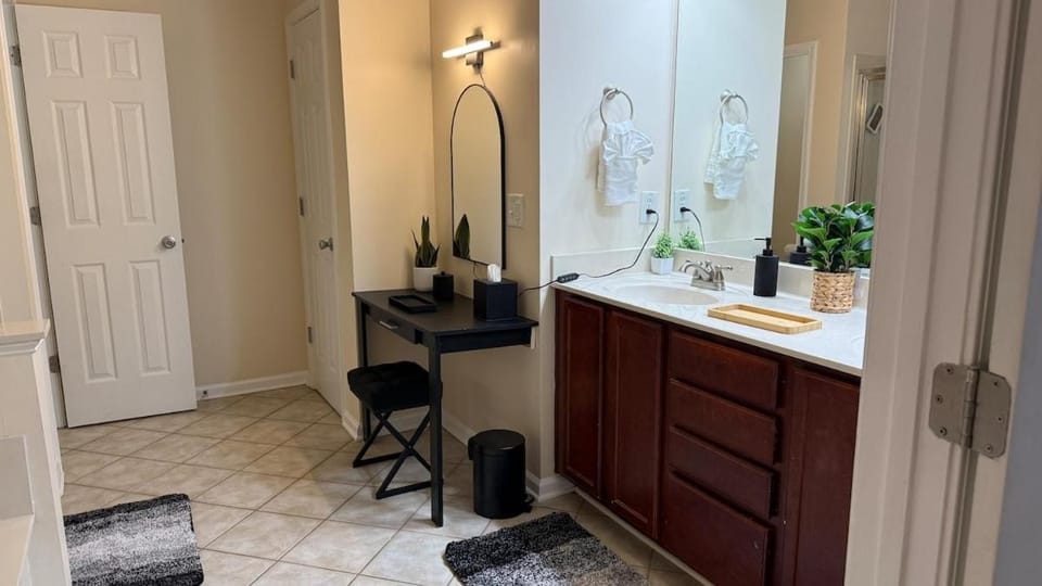 Charming townhouse ideally situated in Grayson Villa in Snellville