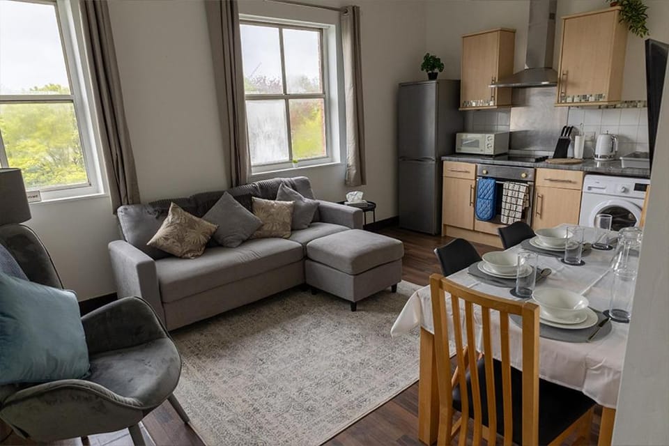 Coffee/tea facilities, Kitchen or kitchenette, Living room, Seating area, Dining area, stove, toaster