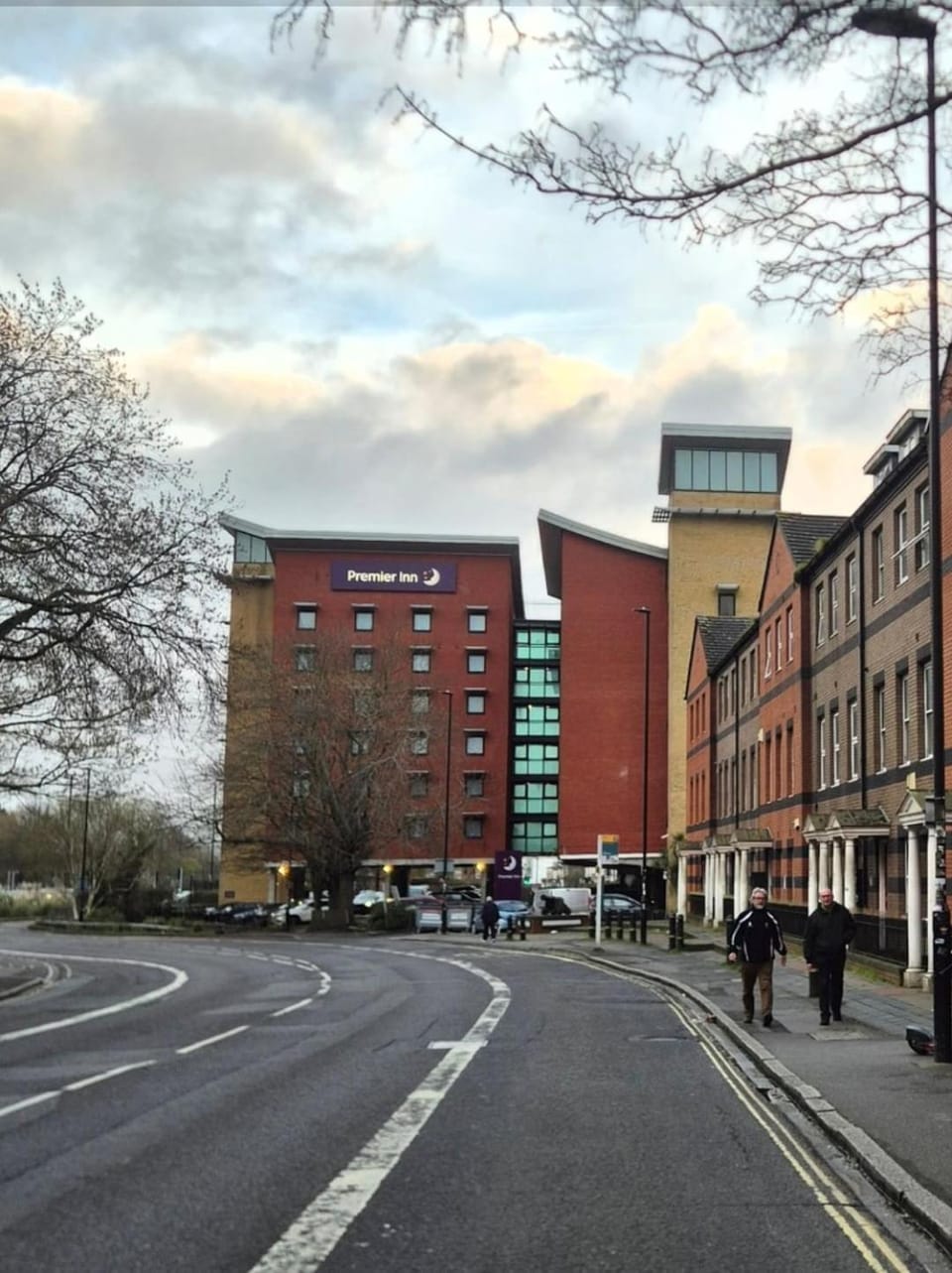 Property building, Day, People, Neighbourhood, Street view, Location, group of guests, Parking