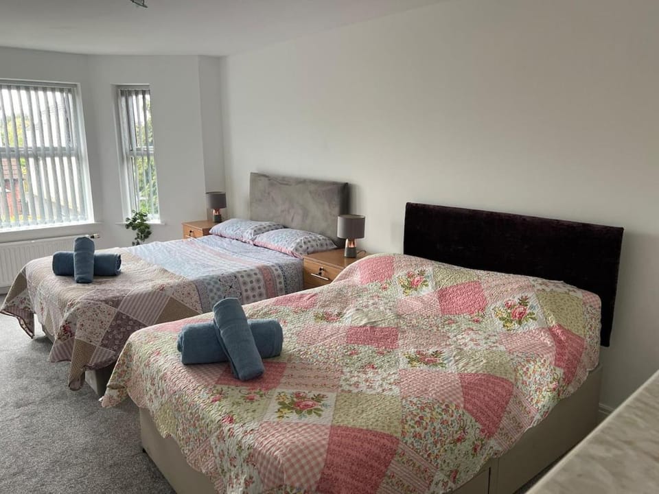Modern 2 BR Flat with Parking near parks beach and University Apartment in Bournemouth
