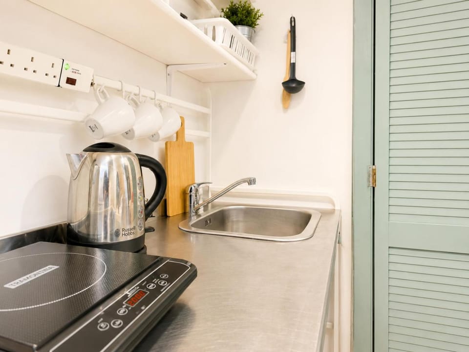Coffee/tea facilities, Kitchen or kitchenette, stove