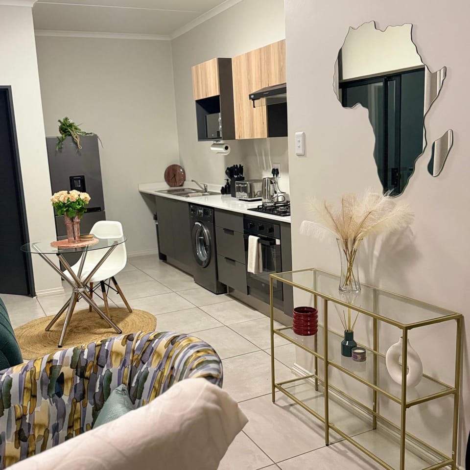 Kitchen or kitchenette, Dining area, oven, stove