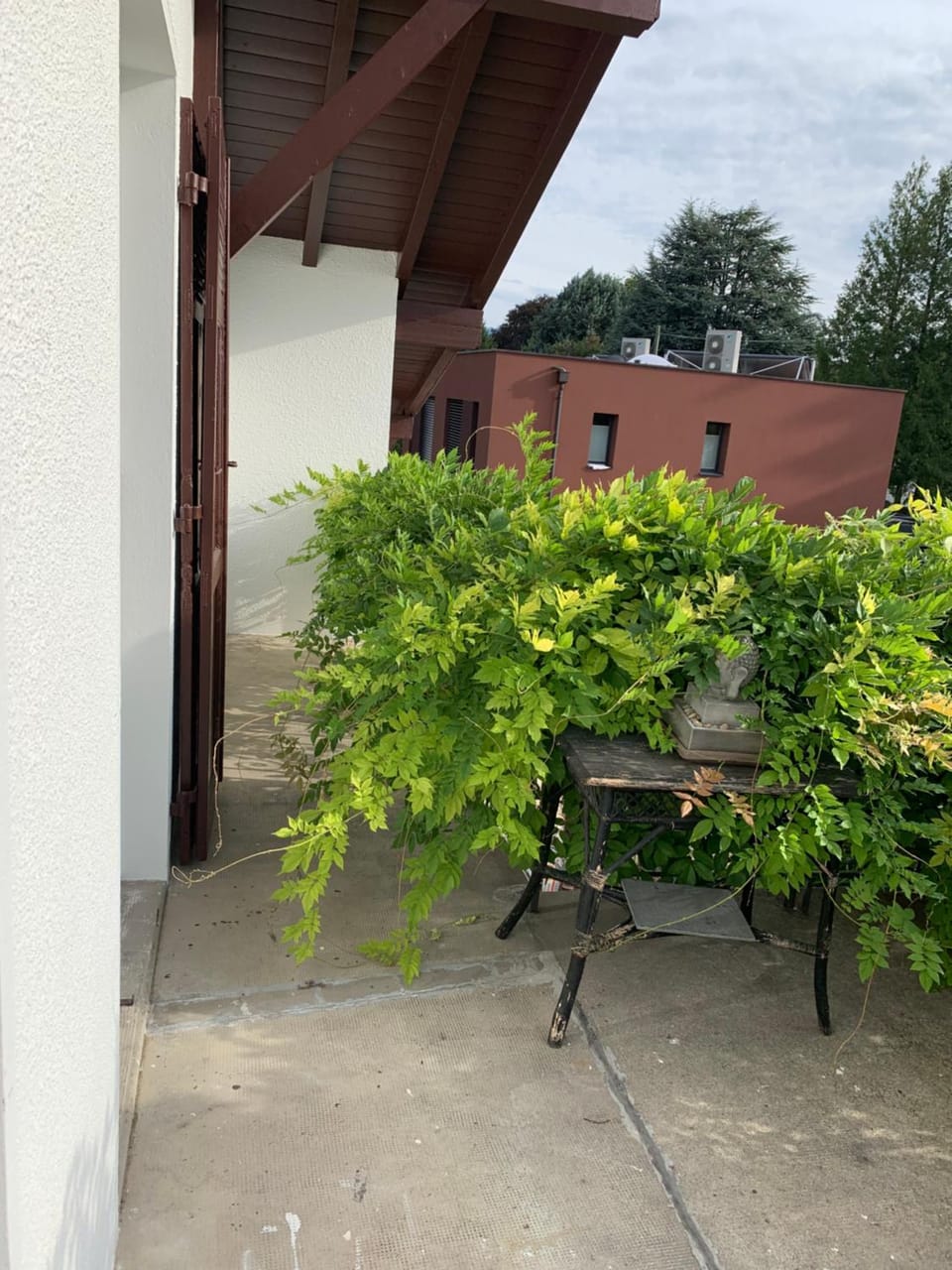 Room 3 in the villa Riant Bosquet, 7 minutes walking from the airport Bed and Breakfast in Canton of Geneva