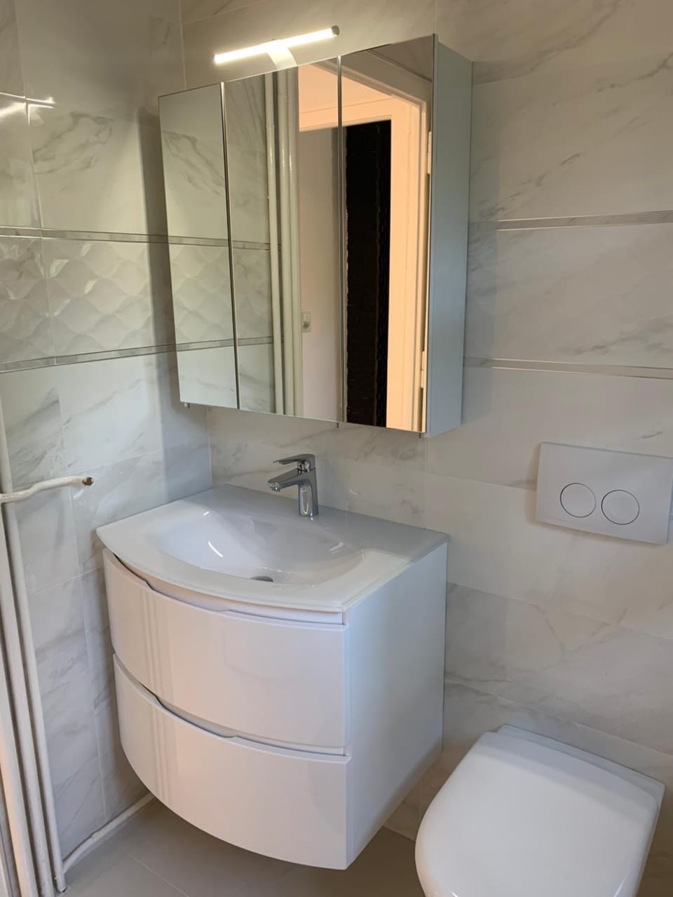 Room 3 in the villa Riant Bosquet, 7 minutes walking from the airport Bed and Breakfast in Canton of Geneva