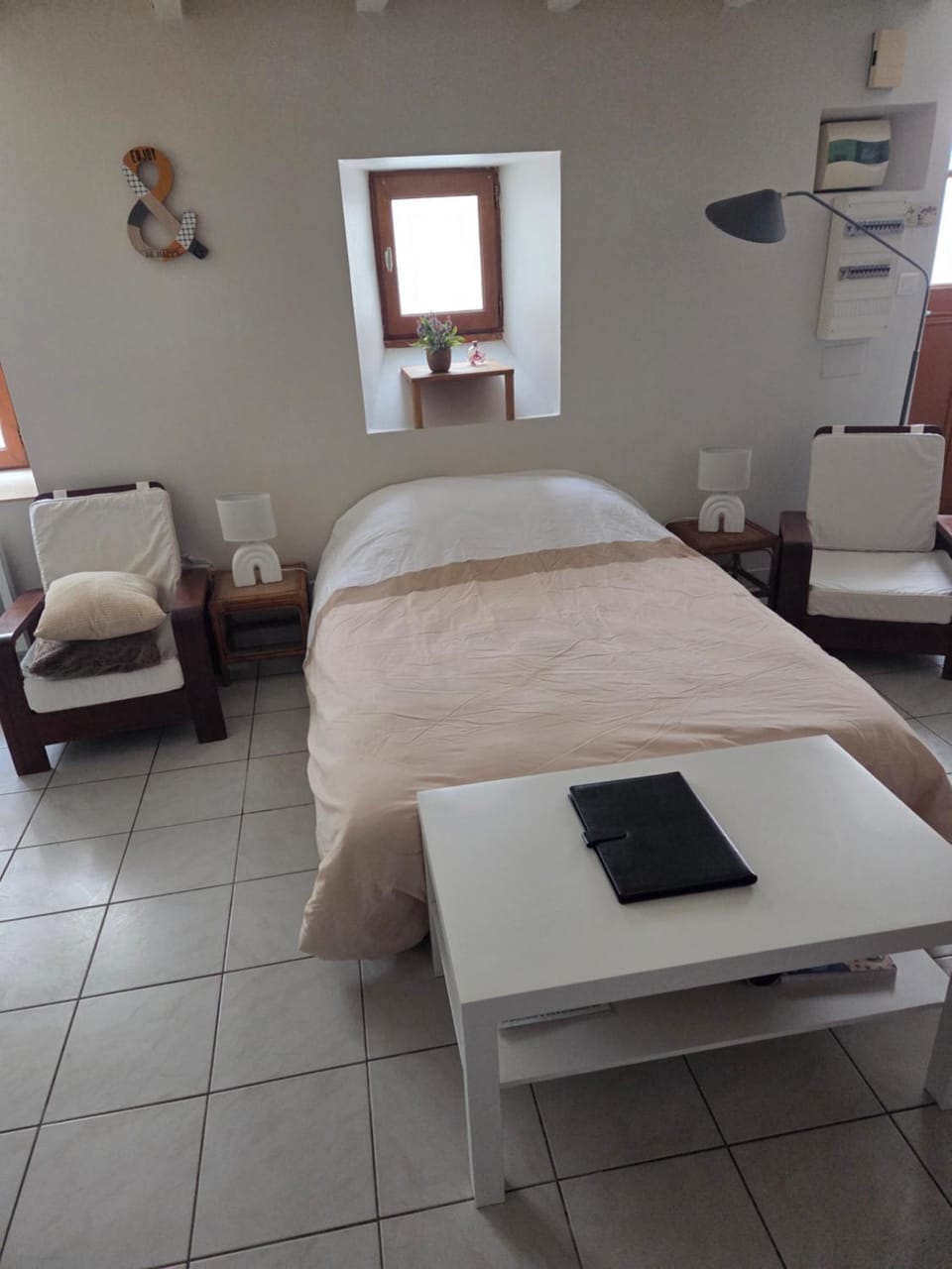 Bed, Living room