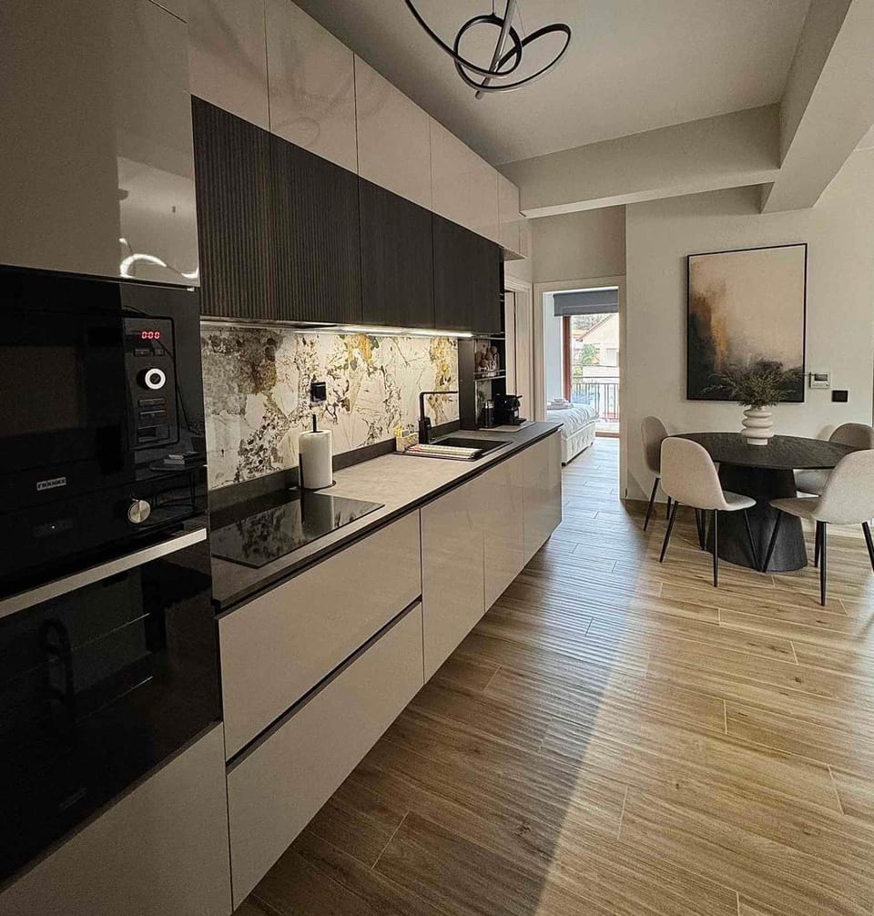 Coffee/tea facilities, Dining area, dishwasher, oven, stove, kitchen