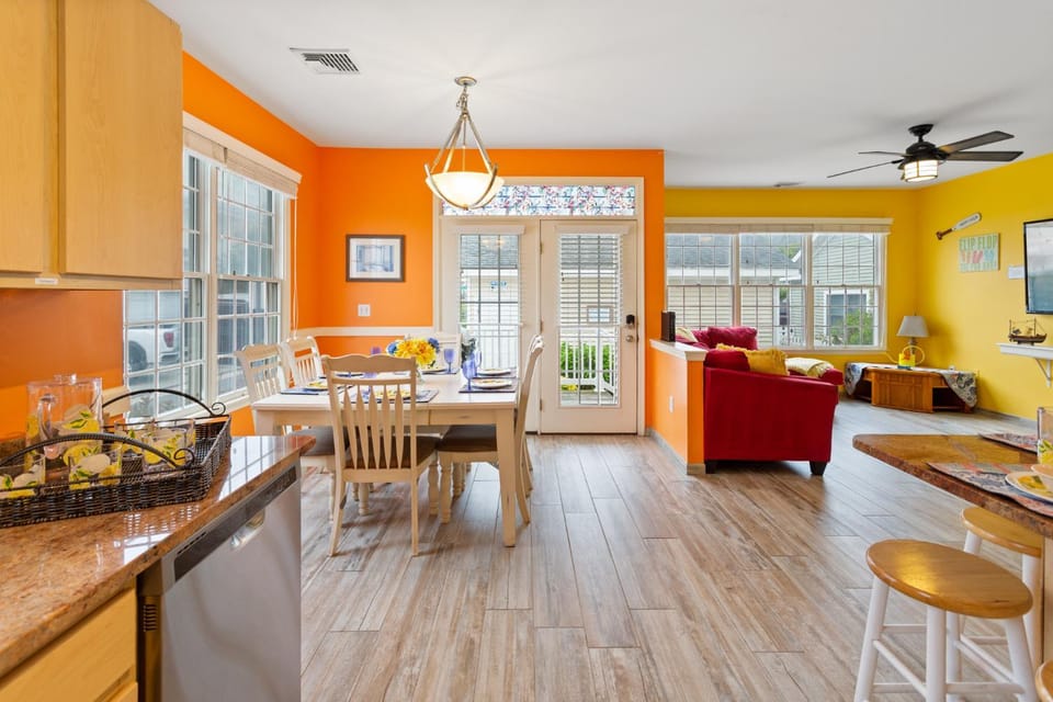 TV and multimedia, Living room, Seating area, Dining area, Breakfast
