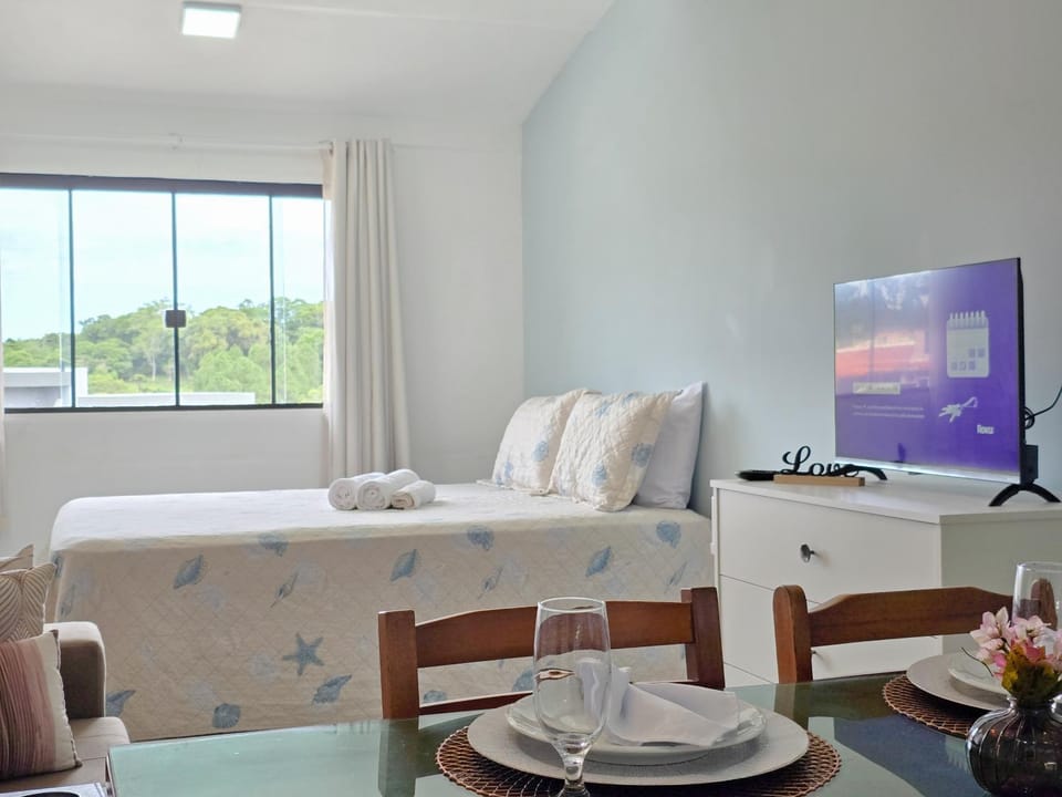 Bed, TV and multimedia, Photo of the whole room, towels