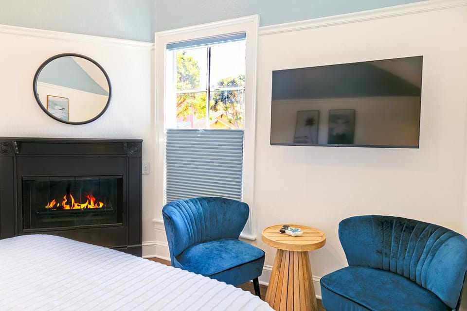 Bed, TV and multimedia, Seating area, Bedroom