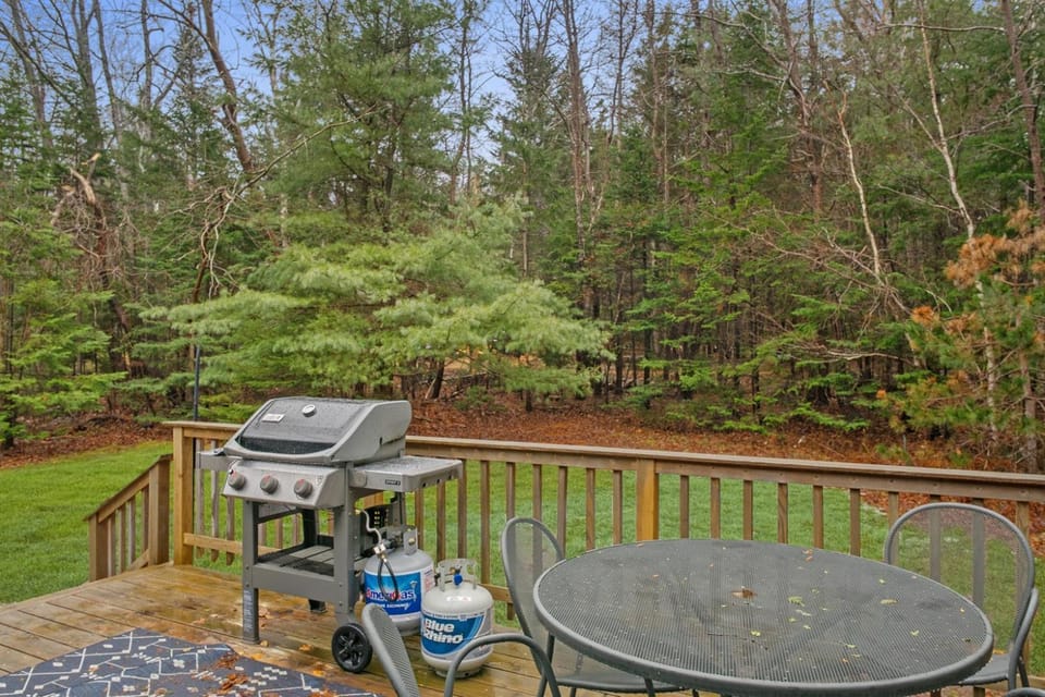 Hike from Home 98ft to Acadia! 2 Wings & Deck Country House in Acadia National Park