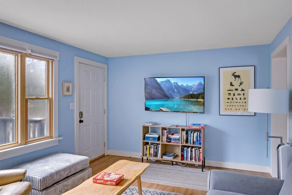 Hike from Home 98ft to Acadia! 2 Wings & Deck Country House in Acadia National Park