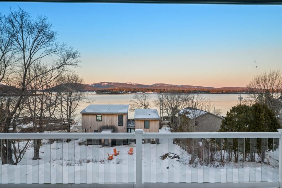 Bird's-Eye Harbor Views On the Quiet Side - Deck Country House in Southwest Harbor