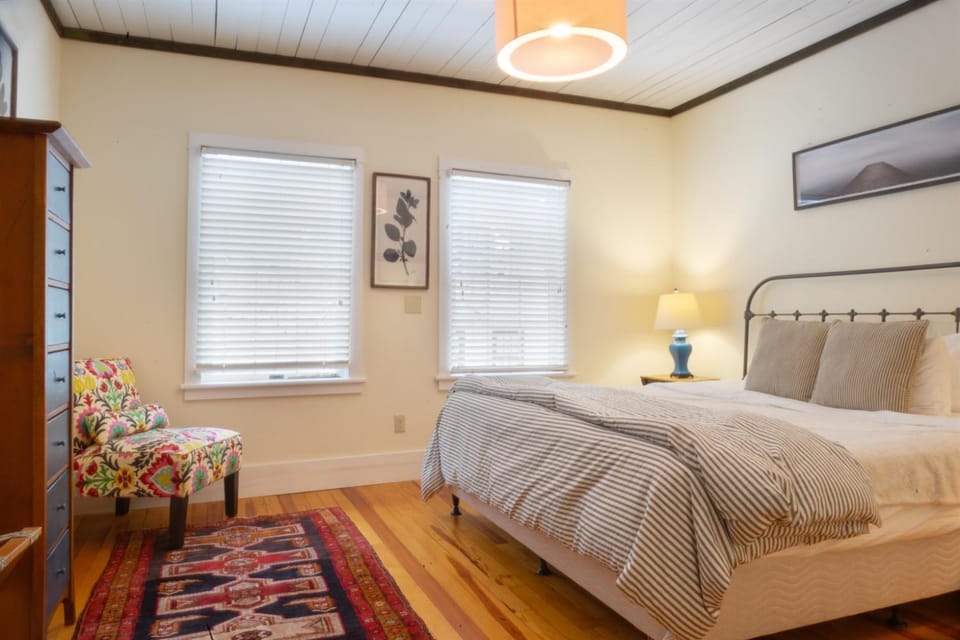 Heart of SW Harbor Dual King Wings Bunk Room! Country House in Southwest Harbor