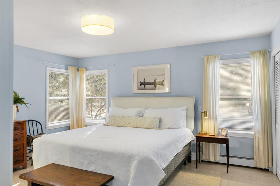 Lakefront Single Level Dual King Suites & Dock Country House in Acadia National Park