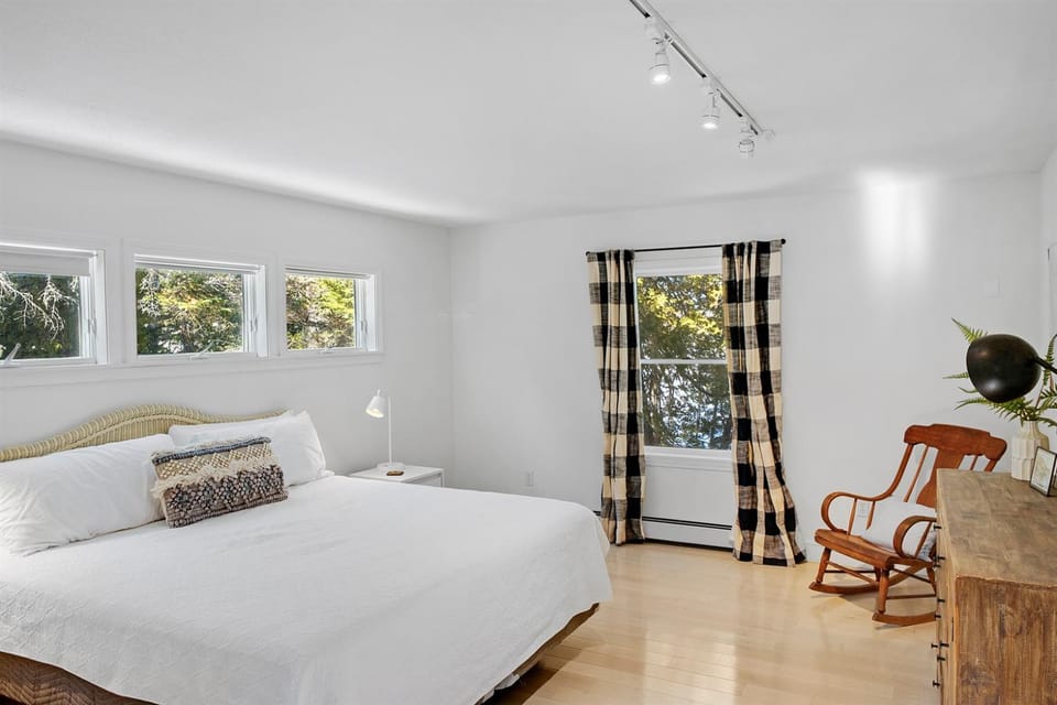 Lakefront Single Level Dual King Suites & Dock Country House in Acadia National Park