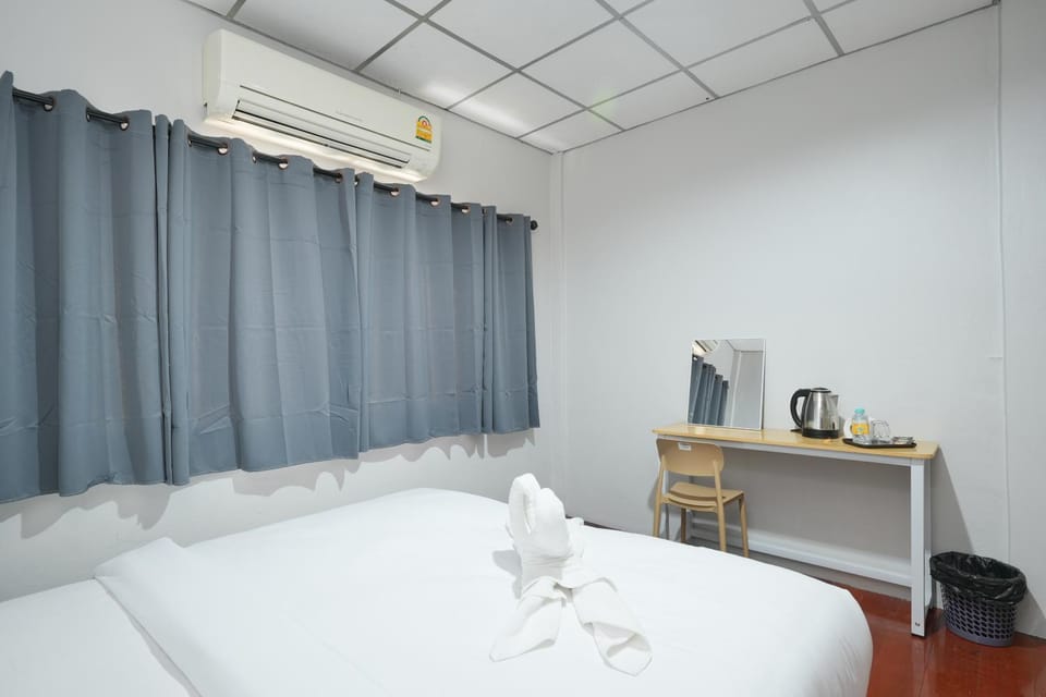 Bed, Photo of the whole room, Bedroom, air conditioner