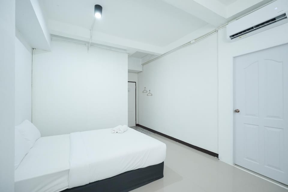Bed, Photo of the whole room, Bedroom, air conditioner
