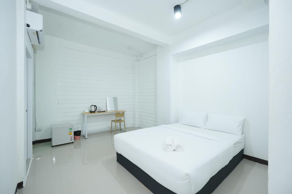Bed, Photo of the whole room, Bedroom, towels, air conditioner