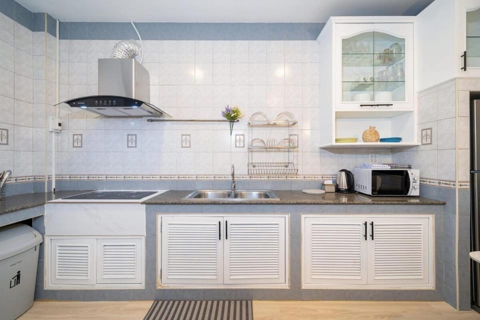 5BR houes in Patong 15 mins walk Beach by MP property House in Patong