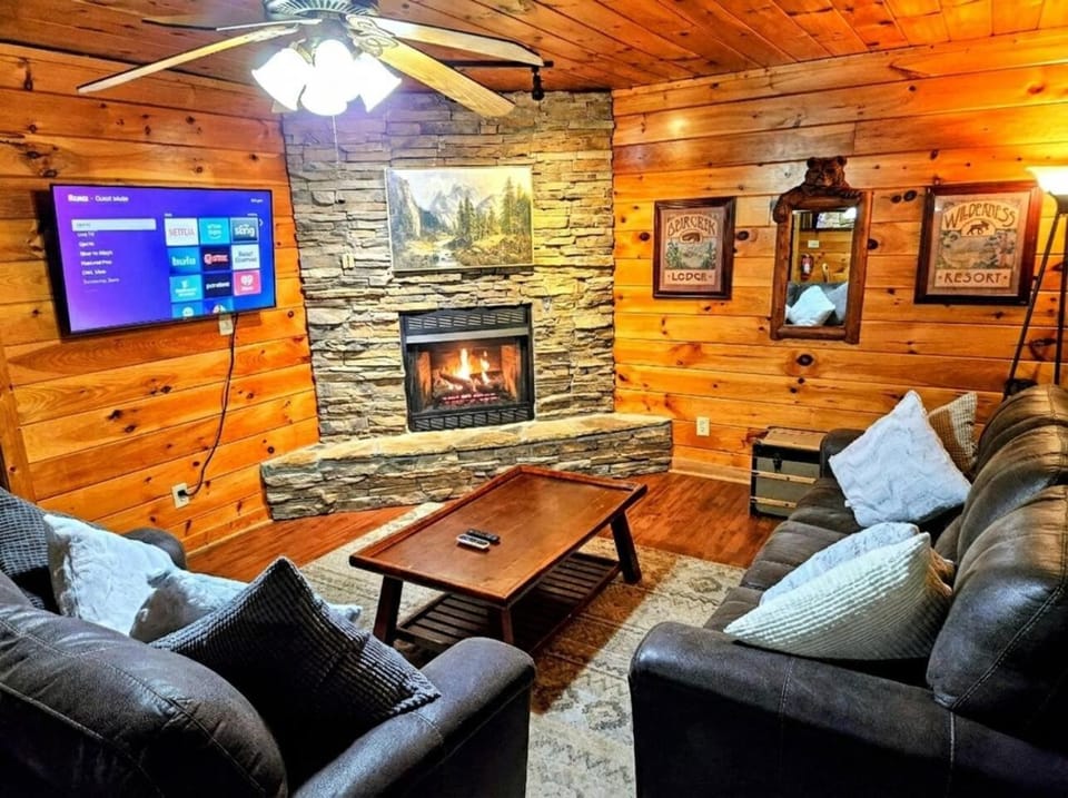 TV and multimedia, Living room, Seating area, fireplace