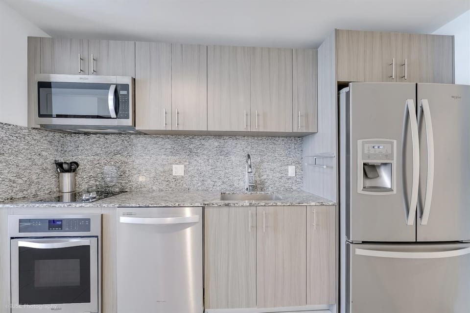 Kitchen or kitchenette, dishwasher, minibar, oven, stove, toaster
