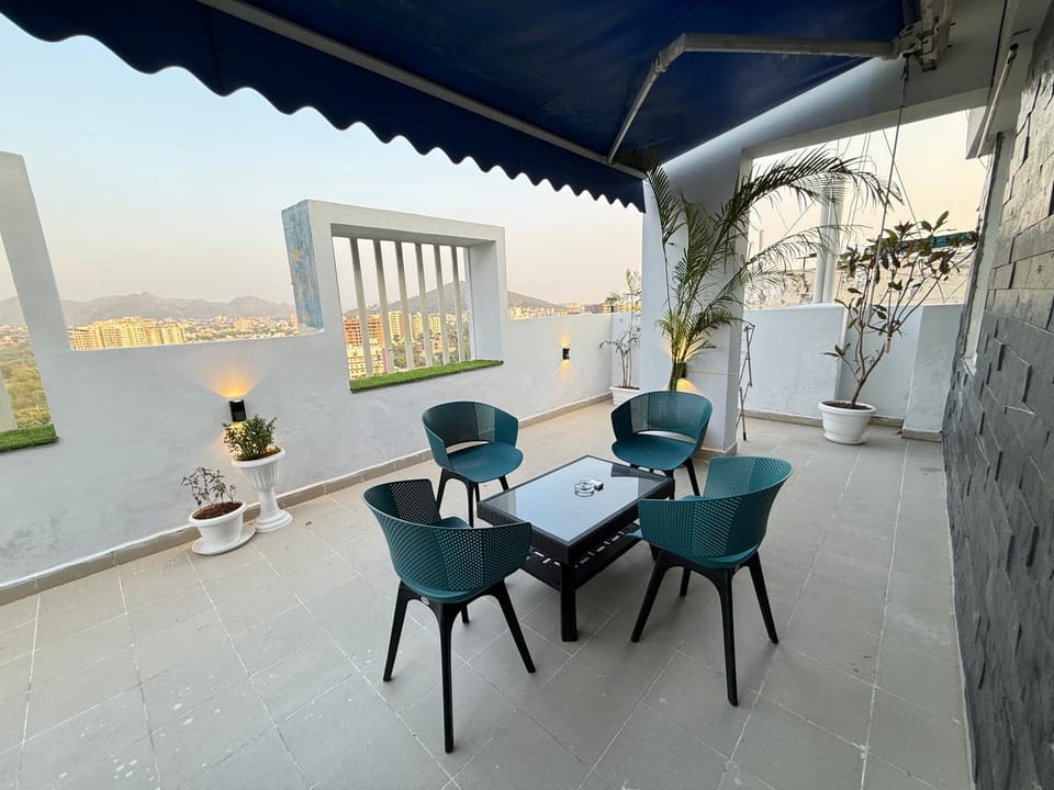 Stay At Candys Cozy Family Penthouse in Scenic Udaipur Apartment in Udaipur