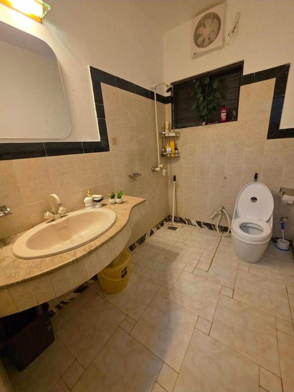 4 bedrooms spacious house in valencia town lahore Apartment in Lahore