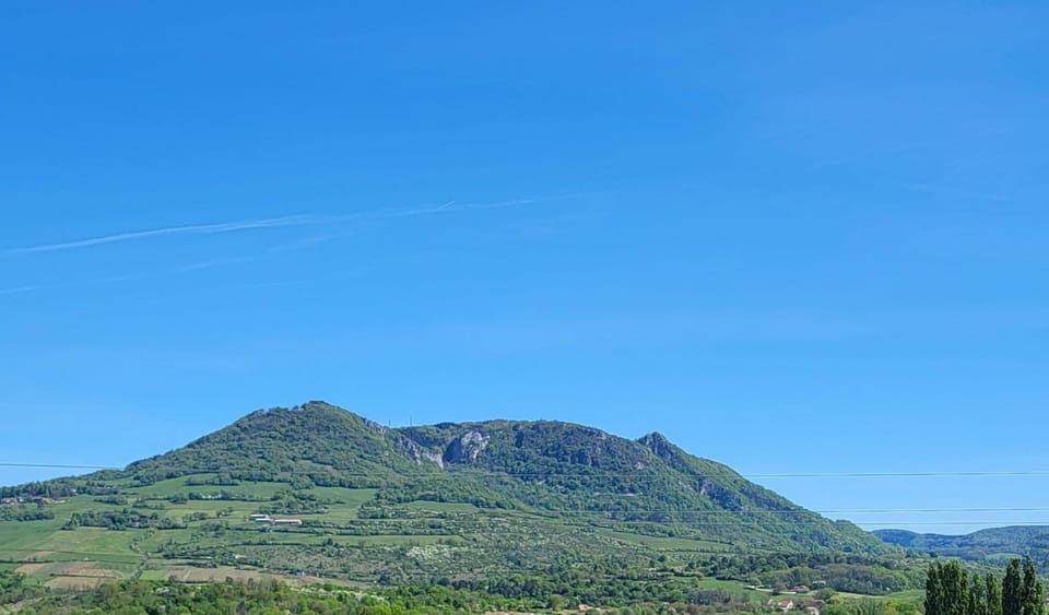 Refuge pour voyageurs motards cyclistes randonneurs dans les vignes Campground/ 
RV Resort in Jura