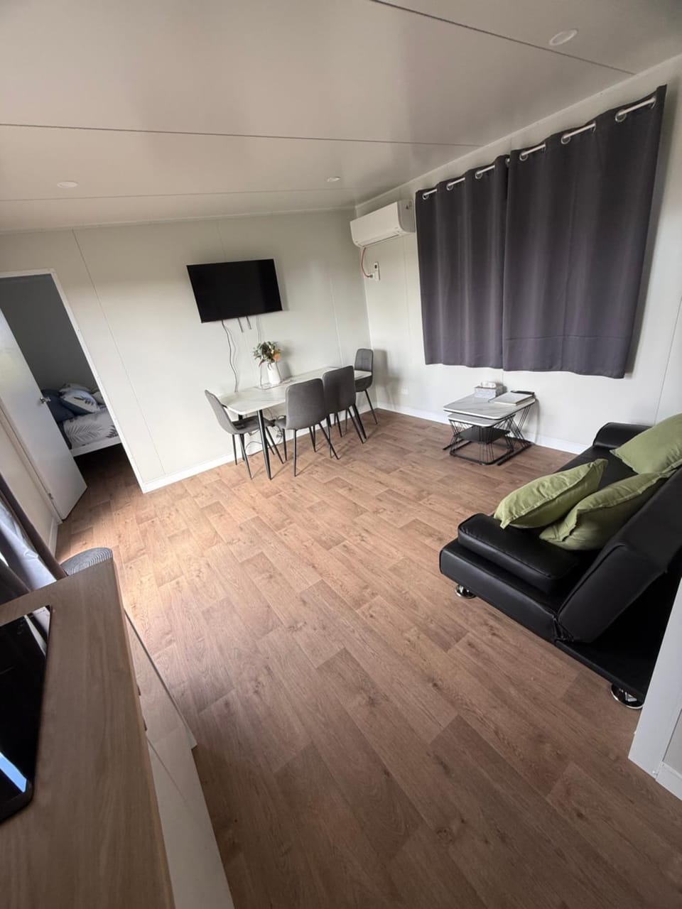 TV and multimedia, Living room, Food and drinks, Seating area, Dining area