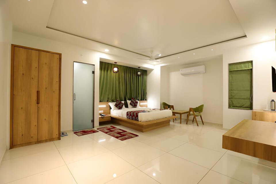 Bed, Photo of the whole room, Seating area, Bedroom, towels