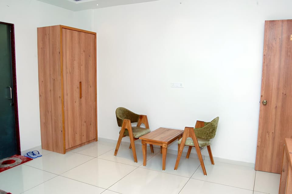 Seating area, Dining area, wardrobe