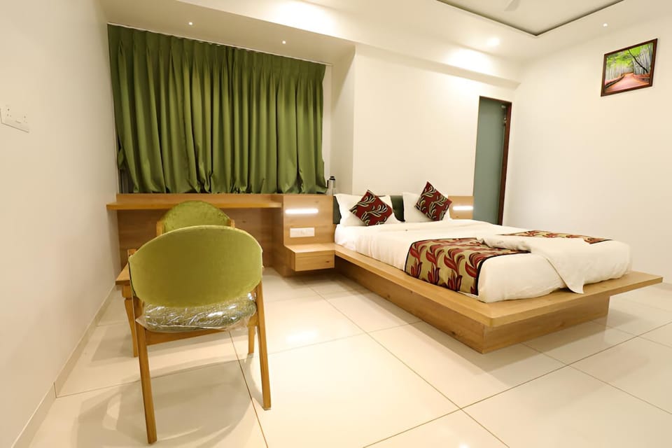 Bed, Photo of the whole room, Seating area, Bedroom, towels