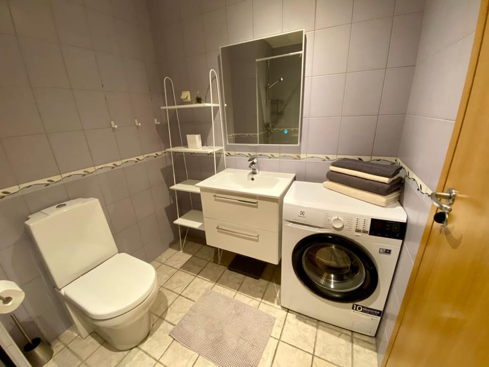 Toilet, Bathroom, towels, washing machine