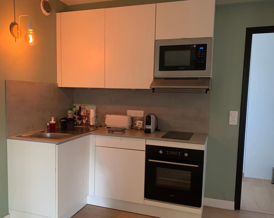 Coffee/tea facilities, Kitchen or kitchenette, oven, stove, toaster