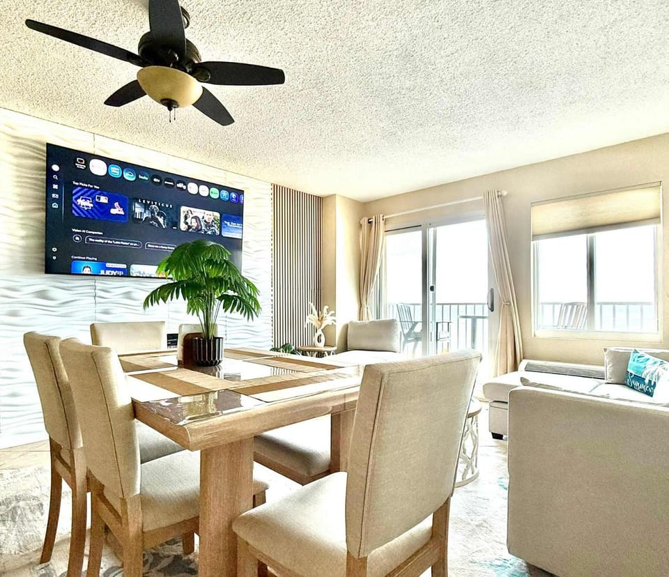 TV and multimedia, Living room, Seating area, Dining area, fireplace