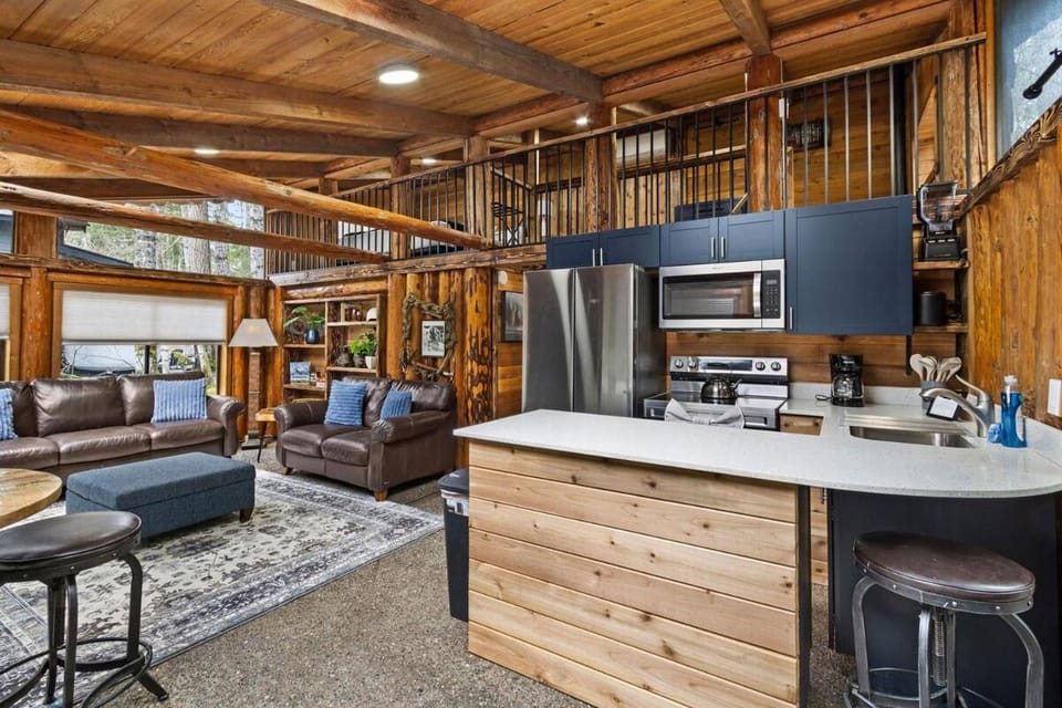 Unique Log cabin at Rainier with Hot Tub-Fast WiFi Cabin in Washington