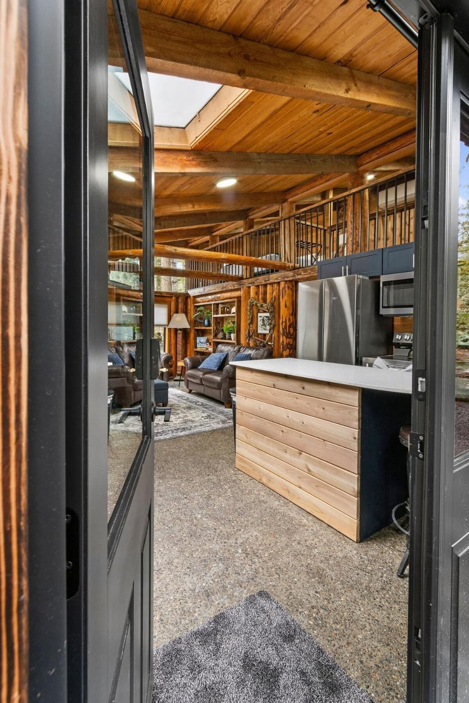 Unique Log cabin at Rainier with Hot Tub-Fast WiFi Cabin in Washington