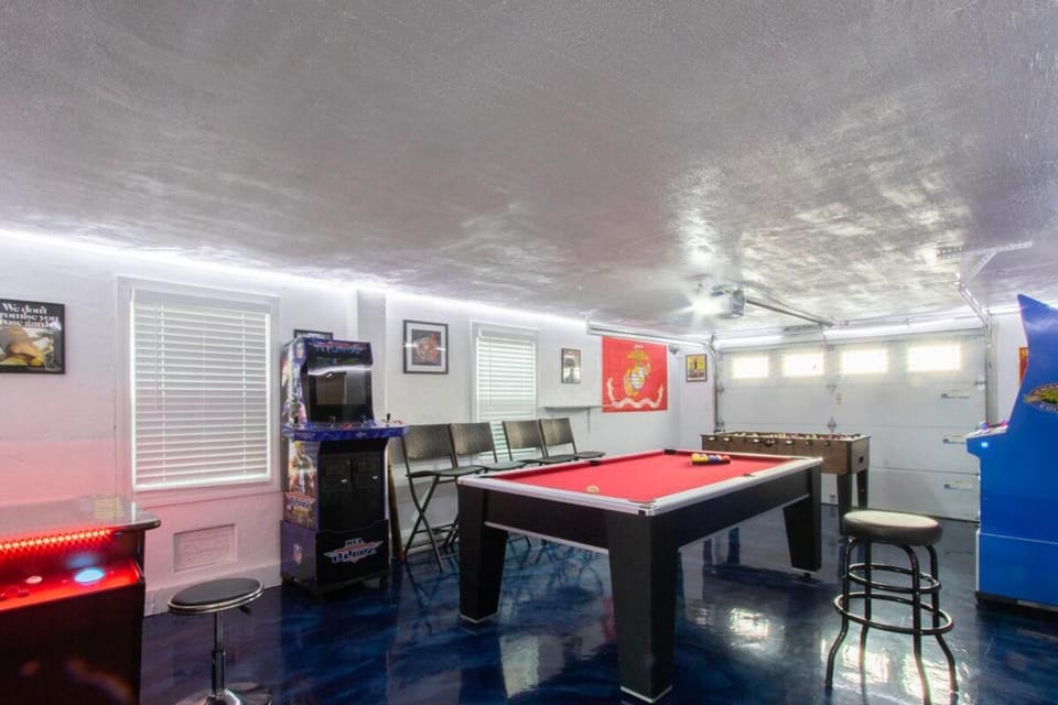 Billiard, Game Room