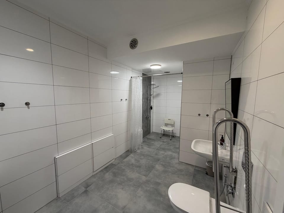 Shower, Toilet, acessibility
