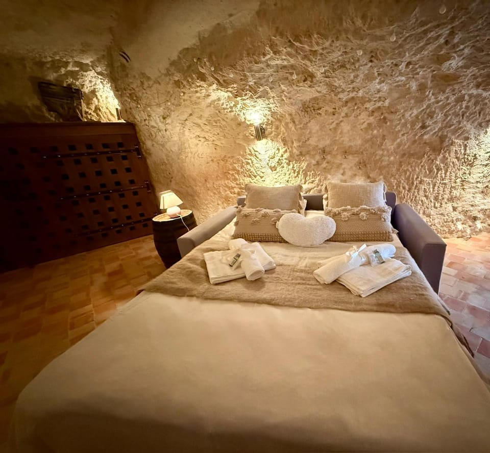 Bed, Bedroom, towels
