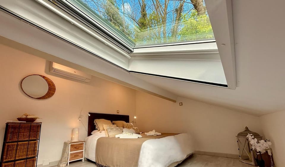 Bedroom, towels