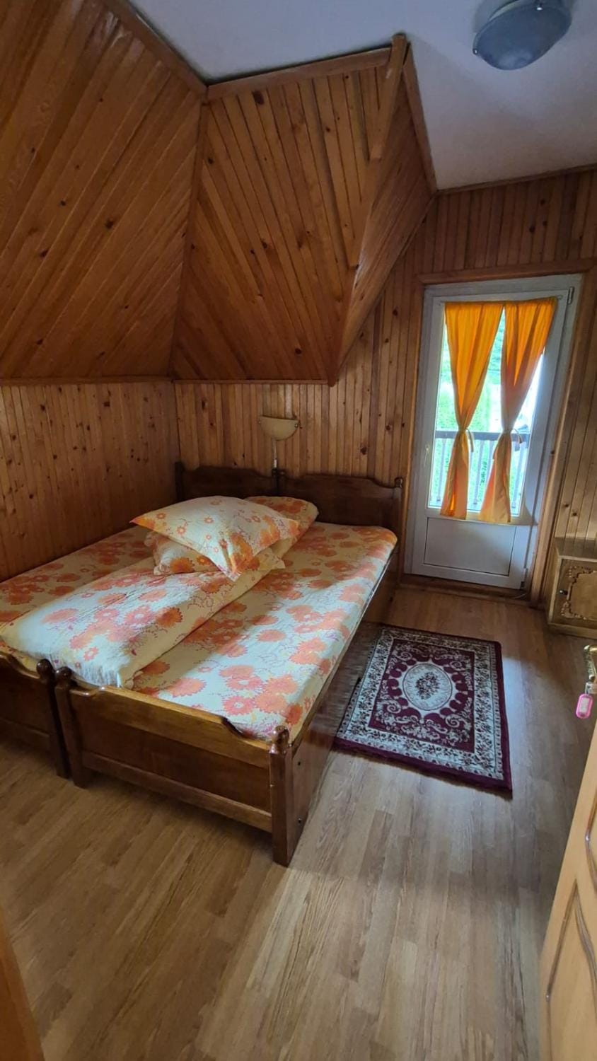 Pensiunea Poieni Bed and Breakfast in Romania