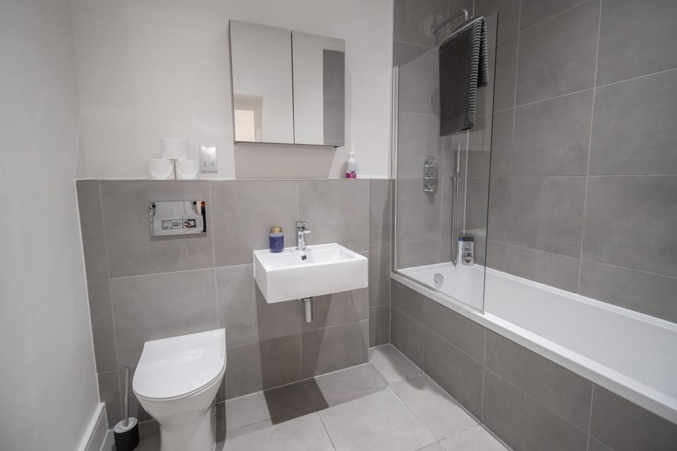 Relaxing Flat London Sleeps 6 with Parking & Patio Apartment in London Borough of Camden