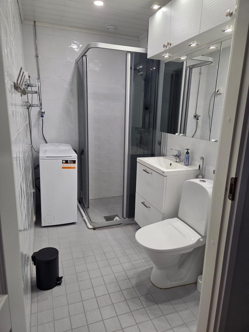 Shower, Toilet, laundry