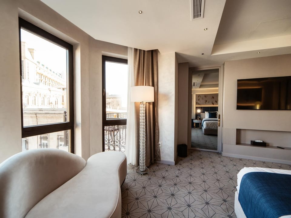 Bed, TV and multimedia, Bedroom