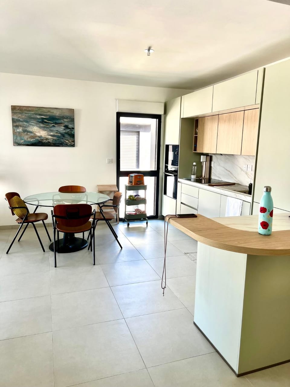 Kitchen or kitchenette, Dining area