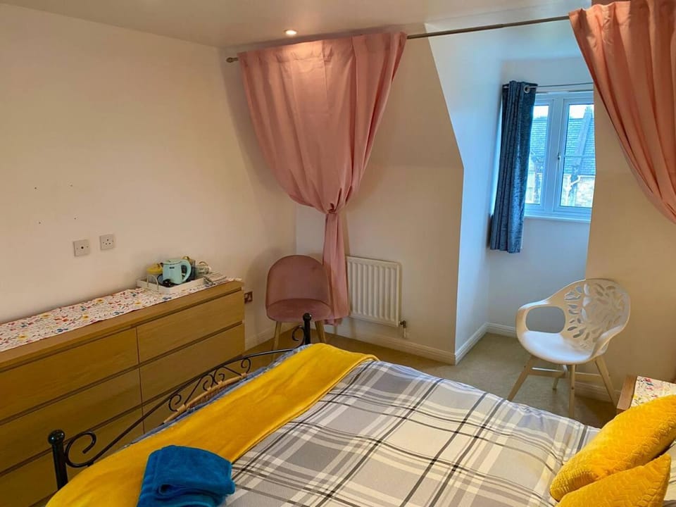Bed, Living room, Photo of the whole room, Seating area, Bedroom