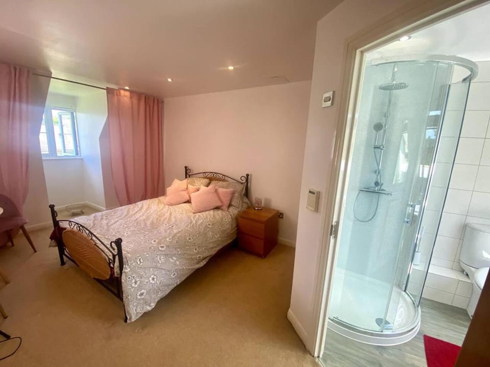 Shower, Bed, Photo of the whole room, Bedroom, towels